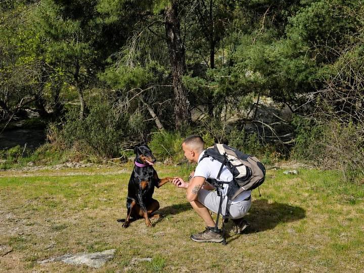 Victor Sánchez Casas éduquant un dobermann sur un sentier forestier