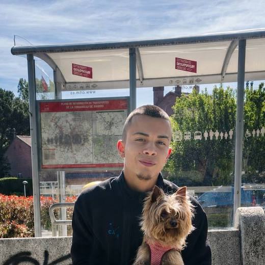 Victor Sánchez Casas, gardien et éducateur canin à Gstaad