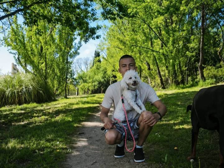 Victor Sánchez Casas promenant un petit chien blanc sur un sentier